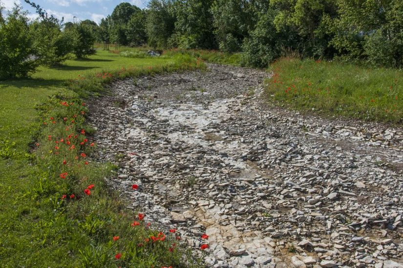 grobe Schotter und trockenes Flussbett kurz nach der Renaturierung im Bereich Benhauser Feld