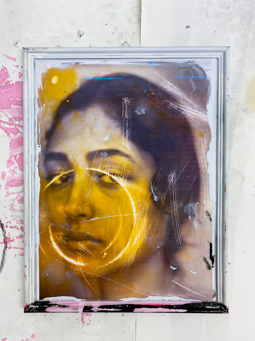Gemaltes Portrait einer Frau. Über ihrem Gesicht sind gelbe Kreise.