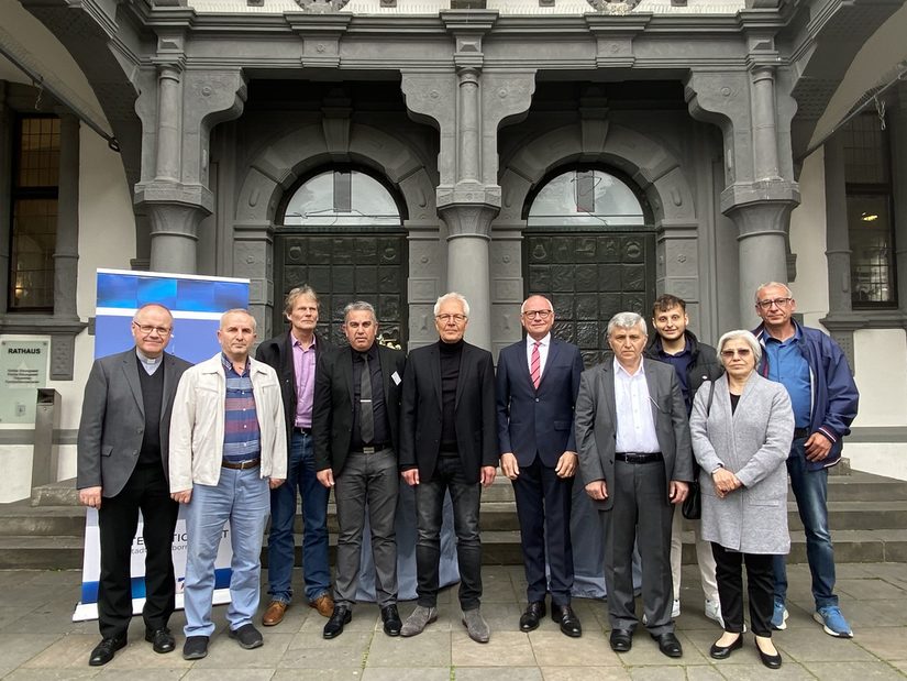 Gruppe der Teilnehmenden an der Gedenkveranstaltung vor dem Rathaus Paderborn.