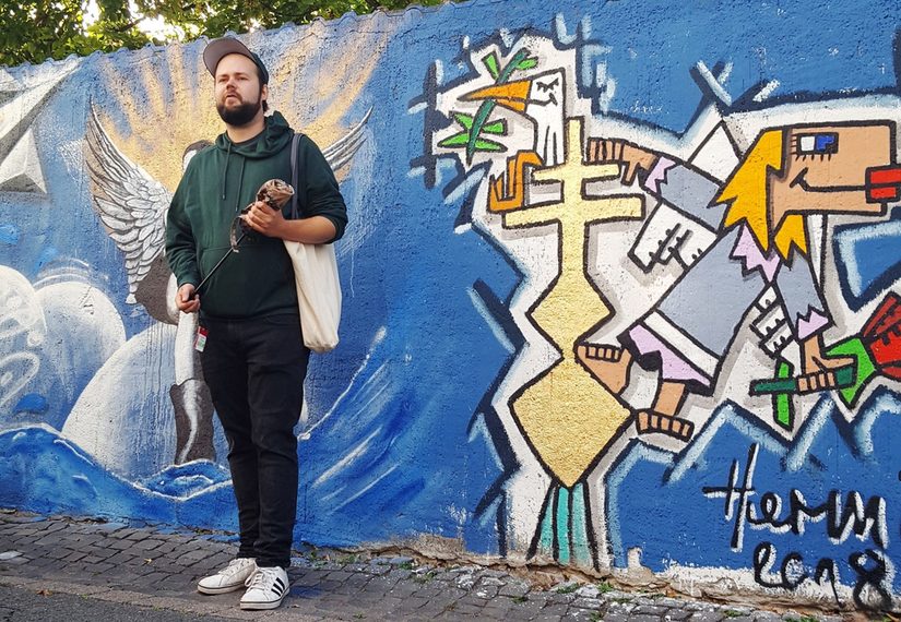 Sven Niemann vor einem Graffiti