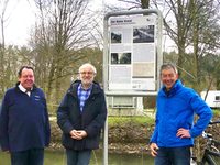 Michael Brusche (Camping Lippesee), Andreas Gaidt (Stadt- und Kreisarchiv) und Karl Heinz Schäfer (Tourist Information Paderborn) an der neuen Informationstafel zum Boker Kanal.