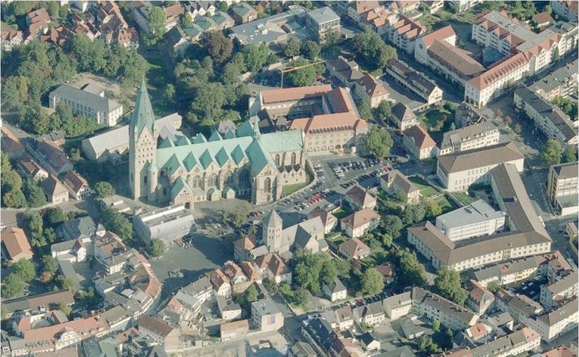 Blick aus der Luft aus auf den Dom- und Marktplatz