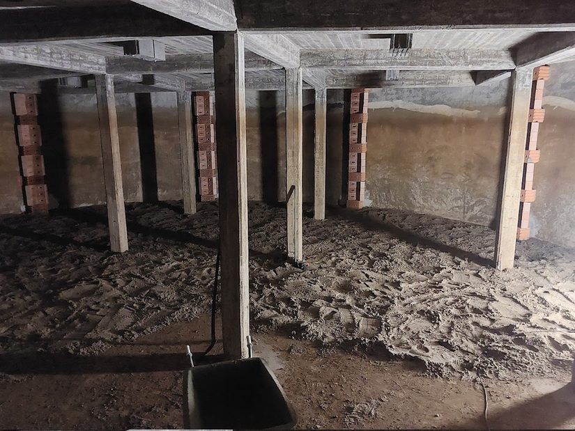 Fledermausquartier von innen mit Sand und Poroton-Ziegel zur Reduzierung des Halls