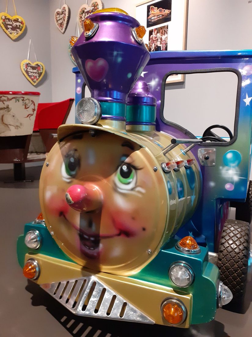 Lokomotive eines Kinderkarussells