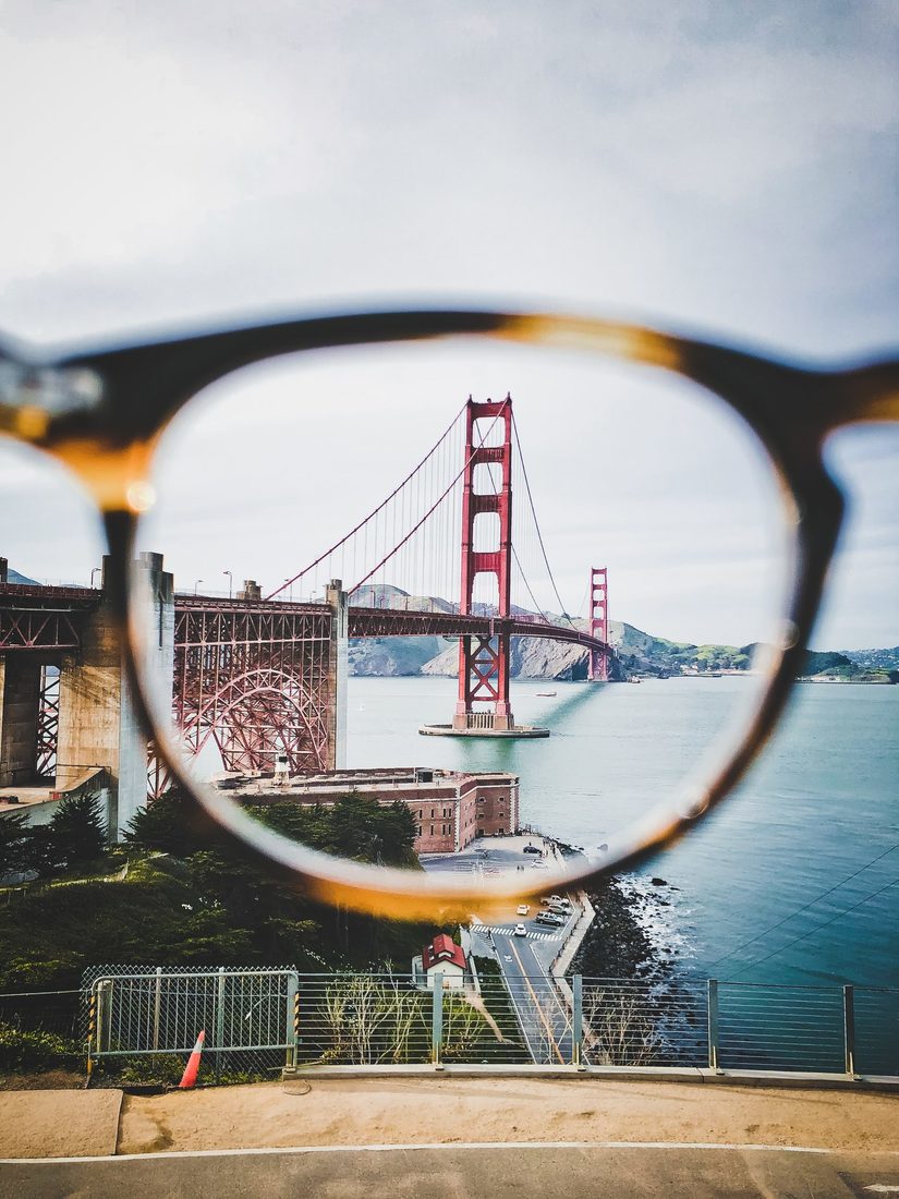 Die Goldengate Bridge durch die Fassung einer Brille fotografiert.