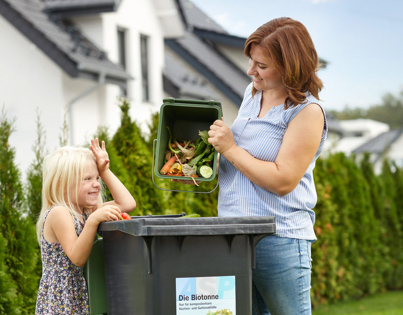 Sauber getrennt wird aus den Abfällen der Biotonne in wenigen Wochen hochwertige Komposterde