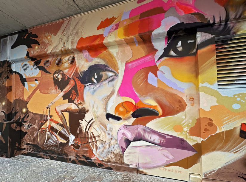 Der Künstler Edwin Bormann hat die Fassade zwischen Broer und Rewe gestaltet