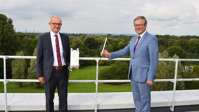 Paderborns Bürgermeister Michael Dreier und der Westfalen Weser Netz-GmbH Geschäftsführer Andreas Speith nehmen das Gateway auf dem Dach des Verwaltungsgebäudes „Am Hoppenhof“ in Betrieb. Aufgrund seiner exponierten Lage empfängt das Gateway auch Sensoren mit einer Entfernung von über 12 km.