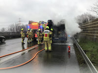 Feuer im Motorraum eines Linienbusses