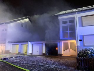 Brand von zwei Gartenhütten am Gebäude