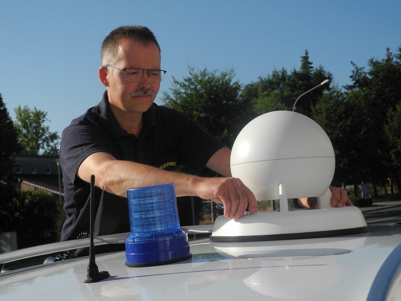 Aufbau einer mobilen elektronischen Sirene auf einem Fahrzeugdach durch Ralf Gockel, Leiter der Funkwerkstatt bei der Feuerwehr Paderborn.