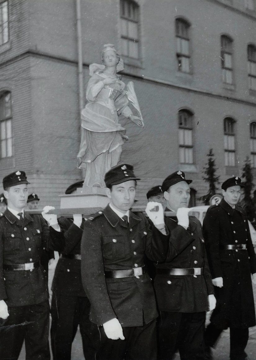 Die Agathafigur wird von Feuerwehrleuten getragen. Bild von 1962.