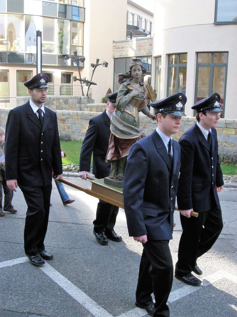 Die Agathafigur wird von Feuerwehrleuten getragen. Bild von 2008.