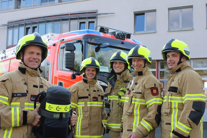 ). Zwölf Feuerwehrleute aus Deutschland, darunter fünf aus Paderborn, laufen in zehn Tagen insgesamt 1.200 Kilometer für Krebskranke und die Krebsforschung.