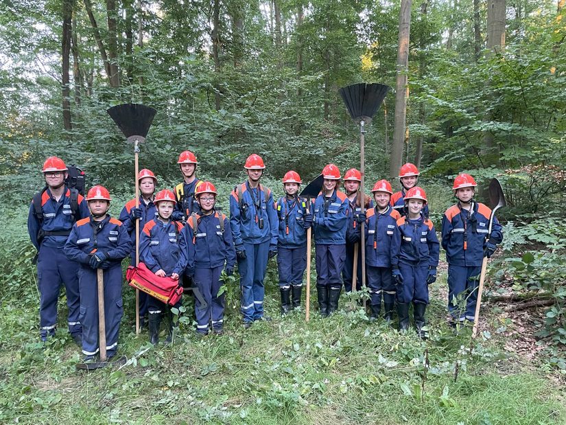 Gruppenfoto der Jugendfeuerwehr Wewer bei einer Waldbrandübung im  Jahr 2023