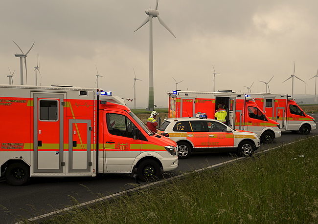 Drei Rettungswagen und ein Notarzteinsatzfahrzeug im Einsatz