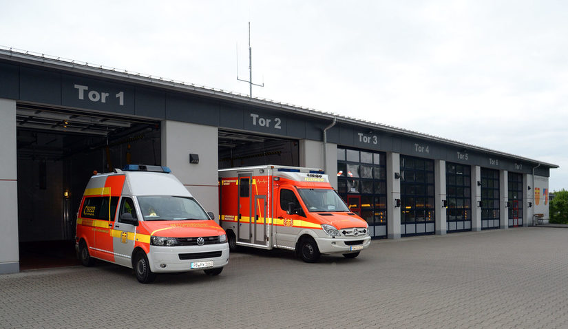 Krankentransportwagen und Rettungswagen vor der Wache Schloss Neuhaus