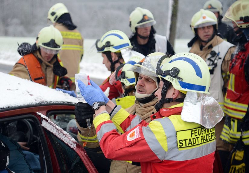 Feuerwehr und Rettungsdienst arbeiten bei einem Verkehrsunfall