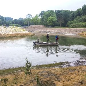 Abgekoppelte Restwasserflächen des Padersees werden abgefischt.