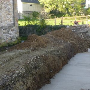 Baustraße mit ersten Hochwasserschutzmauerelementen.