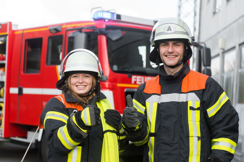 Feuerwehrfrau und Feuerwehrmann