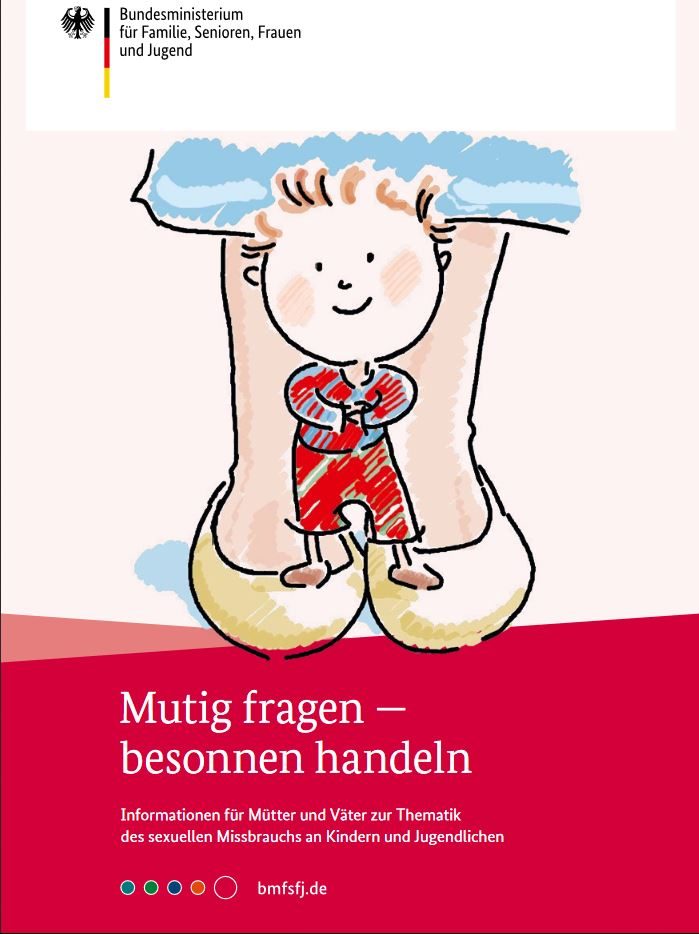 Deckblatt der Broschüre Mutig fragen - besonnen handeln: Ein Kind steht selbstbewusst vor den Beinen einer Frau.