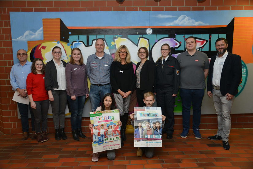 Pressefoto mit Akteur*innen des Girls'Day