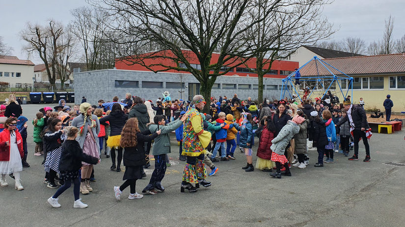 Karnevalsfeier auf dem Schulhof