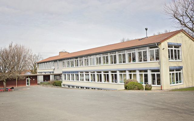 Hauptgebäude und Schulhof der Elisabethschule
