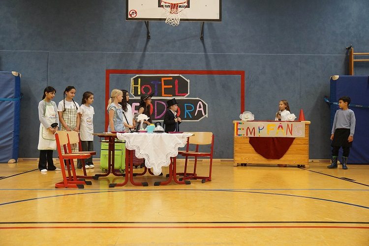 Schauspieler*innen der Theater-AG während der Aufführung