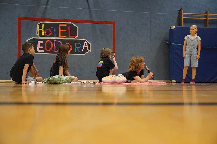 Schauspieler*innen der Theater-AG während der Aufführung