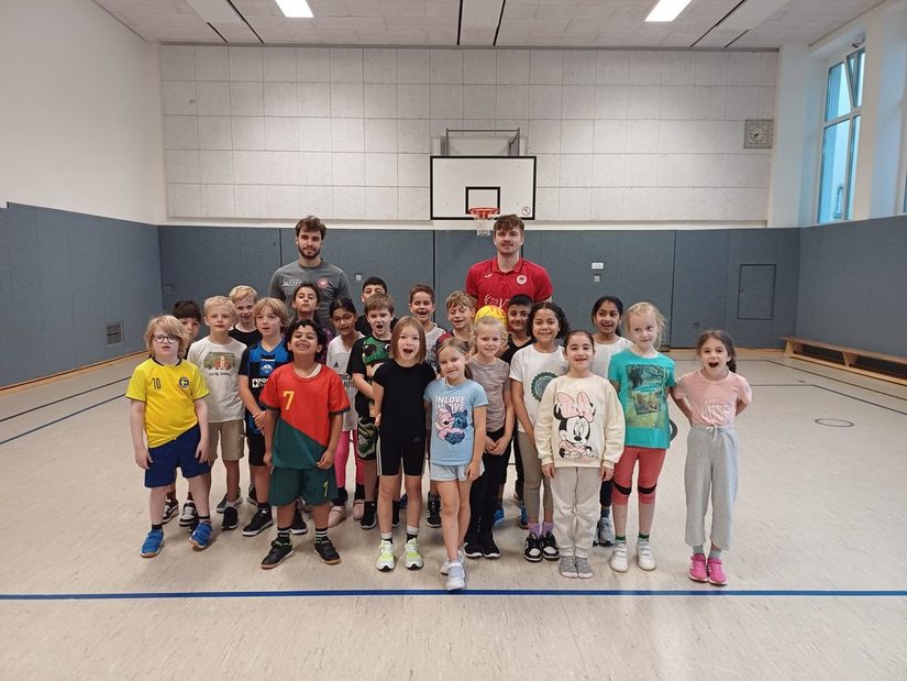 Zwei Paderborner Profis besuchten die dritten Klassen der Karlschule.