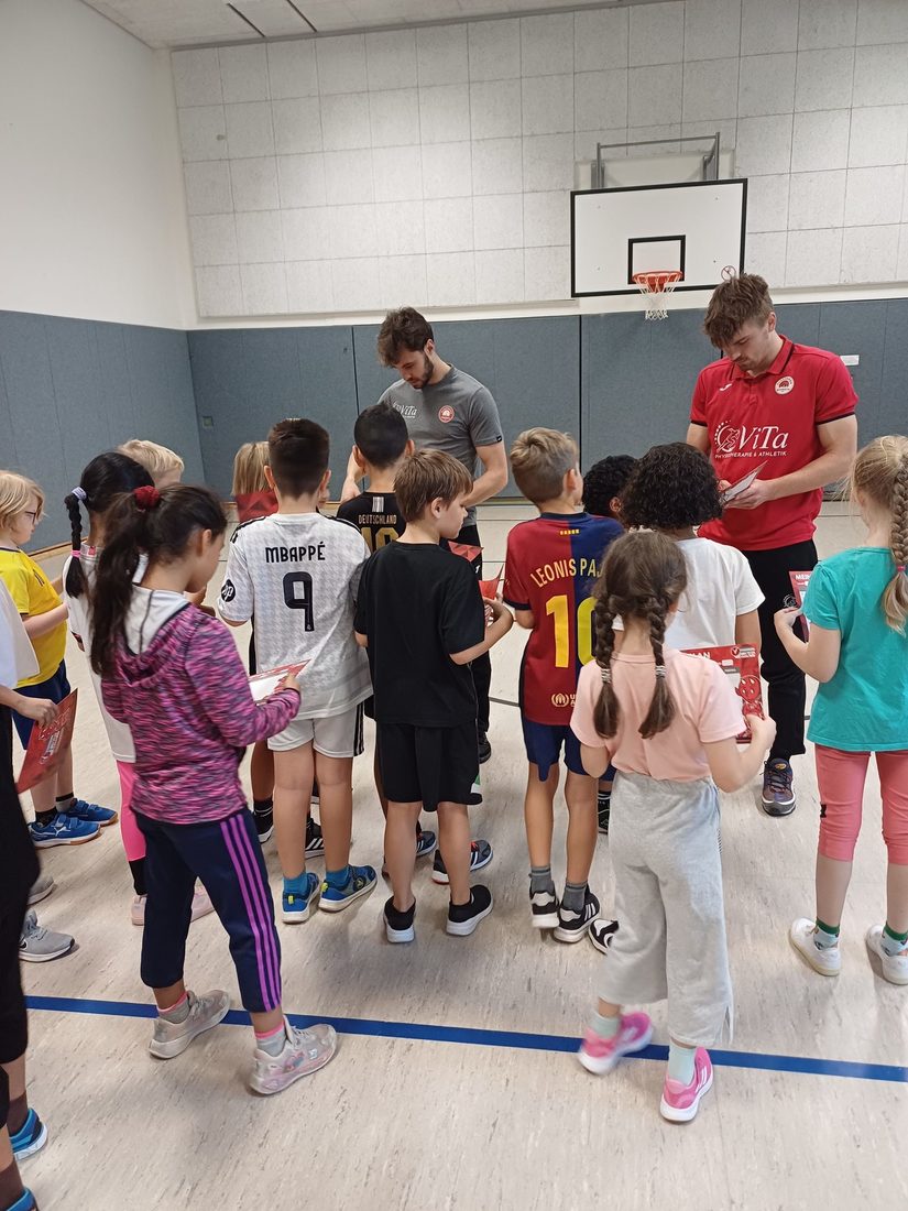 Nach dem Training verteilten die Paderborner Profis auch Autogramme.