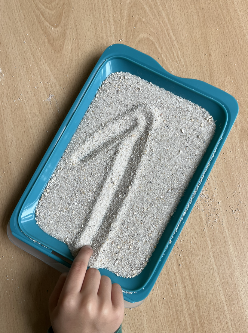 Die Ziffer 1 in den Sand geschrieben.