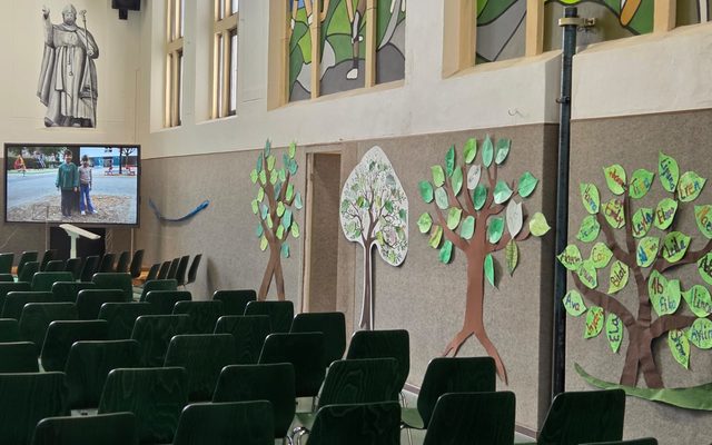 Blick in die geschmückte Aula.