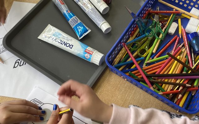 Die Kinder malen ihre eigene Zahnpastatube