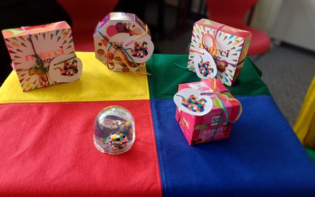 Ein kleines Dankeschön in Form von Pralinen an die Vorleser. Die Pralinen stehen auf einem geschmückten Tisch.