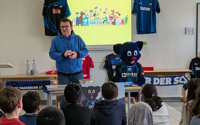 Herr Hornberger mit dem Maskottchen