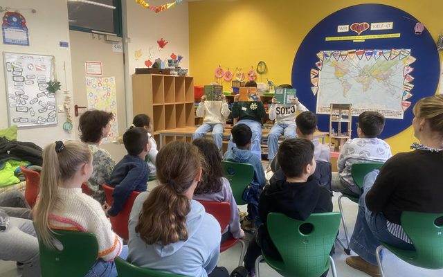 Kinder des Goerdeler Gymnasiums lesen den Drittklässlern vor.