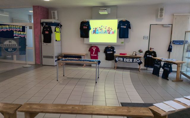 der geschmückte Eingangsbereich des Grundschulverbunds am Standort Riemeke.