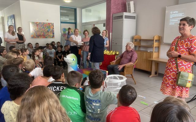 Frau Schäfers ist zu sehen und hält eine Rede.