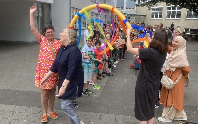 Frau Amedick wird durch die Klatschgasse verabschiedet.