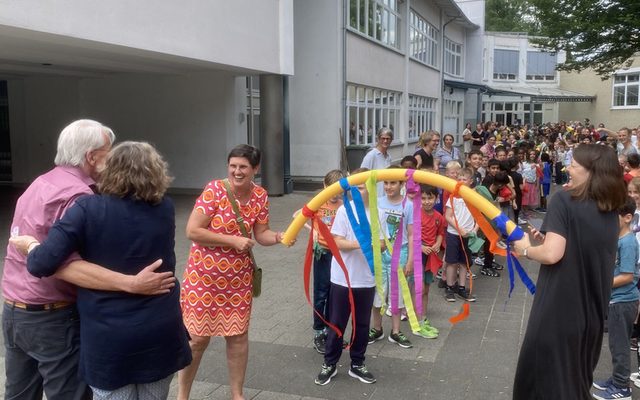 Frau Amedick fällt ihrem Mann am Ende der Klatschgasse in die Arme.