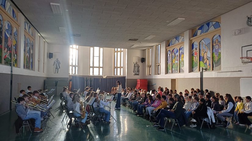 Blick von der Seite auf die Kinder der Bläserklasse und die Kinder des GSV.