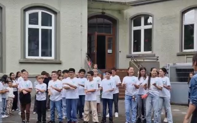 Die Viertklässler tanzen mit gekreuzten Armen.