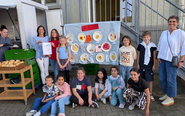 Kinder vor dem fertigen Plakat.