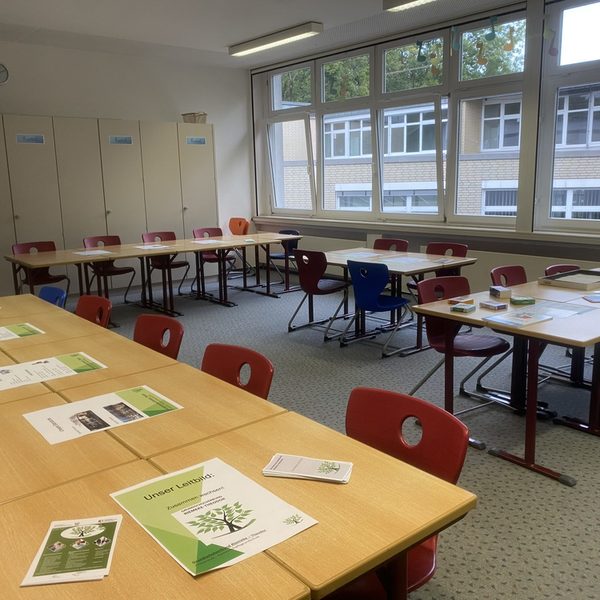 Auslagen auf den Tischen.