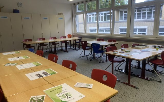 Auslagen auf den Tischen.