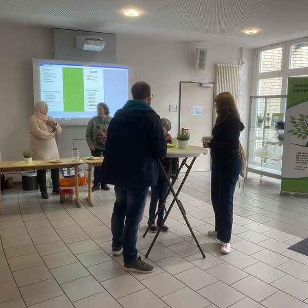 Eingangsbereich mit Kaffee und Keksen.