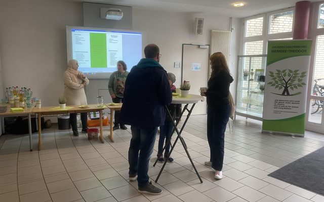Eingangsbereich mit Kaffee und Keksen.
